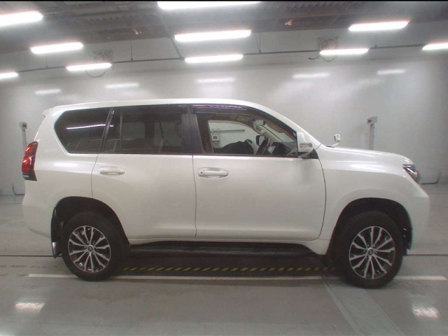 Import and buy TOYOTA LAND CRUISER PRADO 2017 from Japan to Nairobi, Kenya