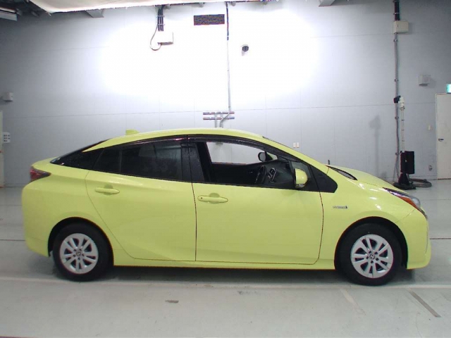 Import and buy TOYOTA PRIUS 2017 from Japan to Nairobi, Kenya