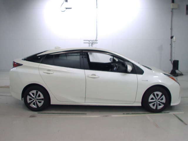 Import and buy TOYOTA PRIUS 2017 from Japan to Nairobi, Kenya