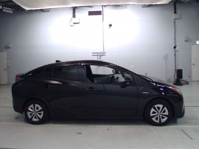 Import and buy TOYOTA PRIUS 2018 from Japan to Nairobi, Kenya