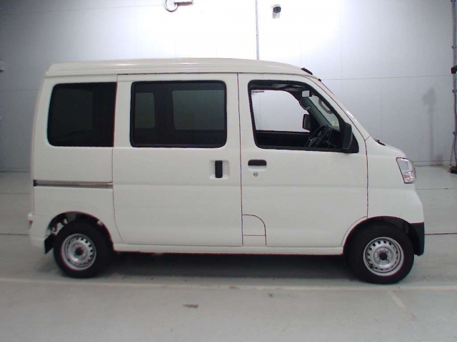 Import and buy DAIHATSU HIJET VAN 2017 from Japan to Nairobi, Kenya