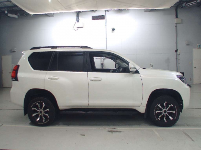 Import and buy TOYOTA LAND CRUISER PRADO 2018 from Japan to Nairobi, Kenya