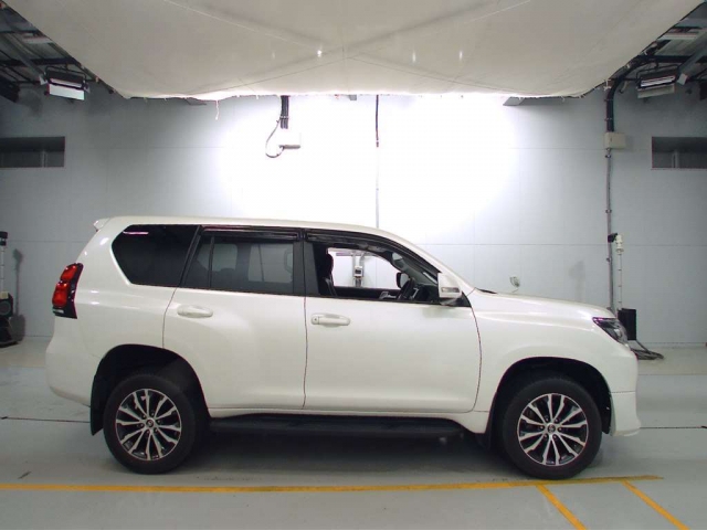 Import and buy TOYOTA LAND CRUISER PRADO 2018 from Japan to Nairobi, Kenya