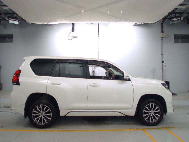 Import and buy TOYOTA LAND CRUISER PRADO 2018 from Japan to Nairobi, Kenya