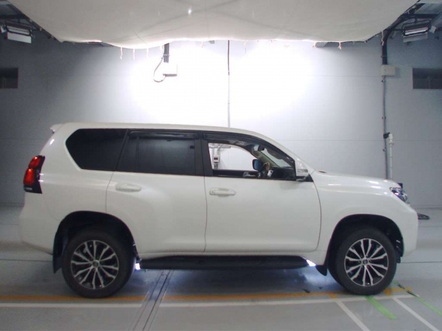 Import and buy TOYOTA LAND CRUISER PRADO 2018 from Japan to Nairobi, Kenya