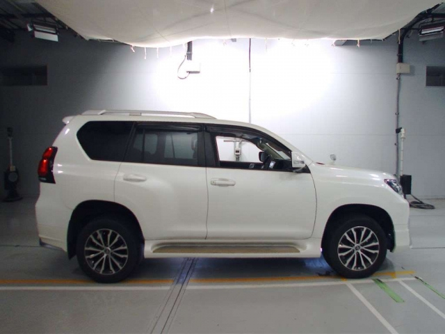 Import and buy TOYOTA LAND CRUISER PRADO 2018 from Japan to Nairobi, Kenya