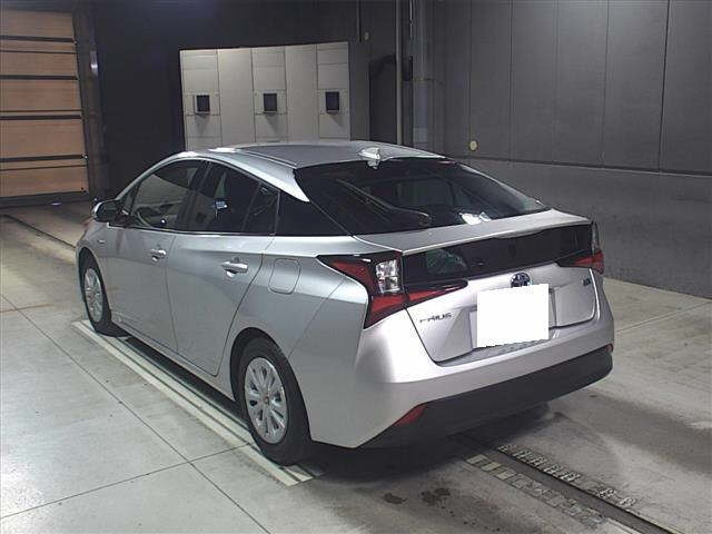 Import and buy TOYOTA PRIUS 2019 from Japan to Nairobi, Kenya