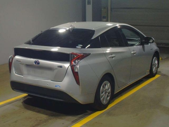 Import and buy TOYOTA PRIUS 2017 from Japan to Nairobi, Kenya