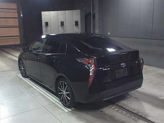 Import and buy TOYOTA PRIUS 2018 from Japan to Nairobi, Kenya