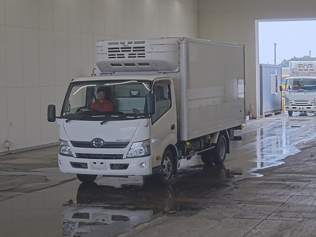 Import and buy HINO DUTRO 2017 from Japan to Nairobi, Kenya