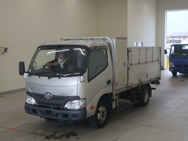 Import and buy TOYOTA DYNA 2017 from Japan to Nairobi, Kenya