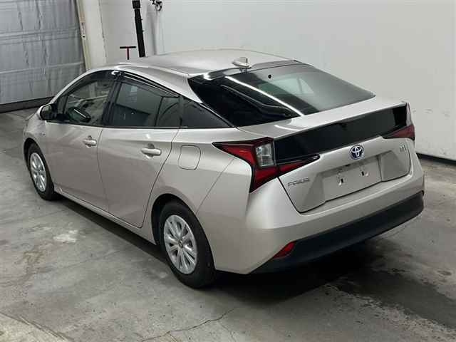 Import and buy TOYOTA PRIUS 2019 from Japan to Nairobi, Kenya