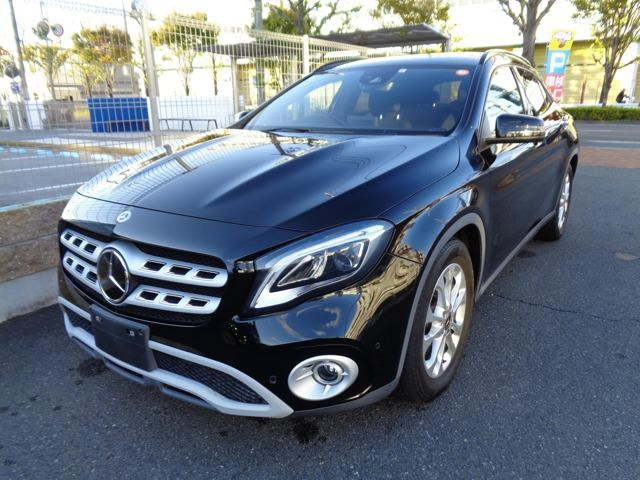 Import and buy MERCEDES BENZ GLA CLASS 2017 from Japan to Nairobi, Kenya