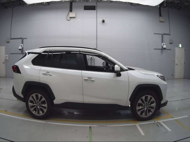 Import and buy TOYOTA RAV4 2019 from Japan to Nairobi, Kenya