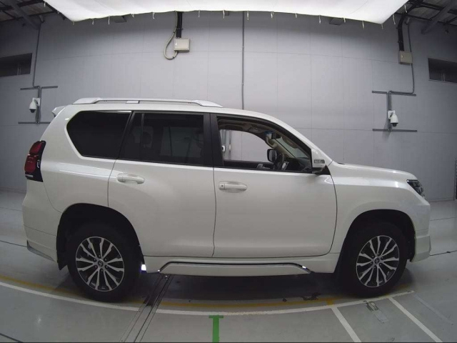 Import and buy TOYOTA LAND CRUISER PRADO 2018 from Japan to Nairobi, Kenya