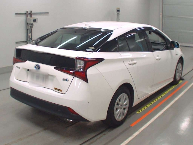 Import and buy TOYOTA PRIUS 2019 from Japan to Nairobi, Kenya