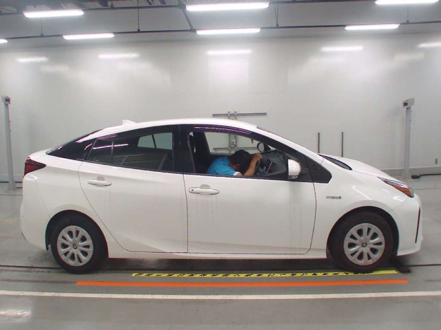 Import and buy TOYOTA PRIUS 2019 from Japan to Nairobi, Kenya