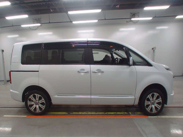 Import and buy MITSUBISHI DELICA D5 2022 from Japan to Nairobi, Kenya