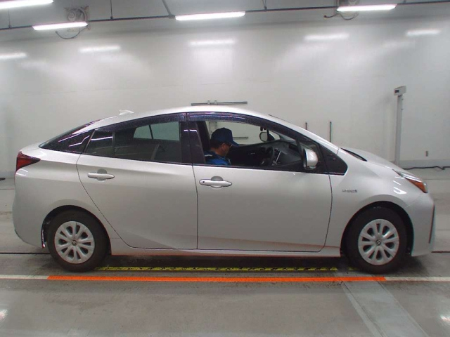 Import and buy TOYOTA PRIUS 2019 from Japan to Nairobi, Kenya