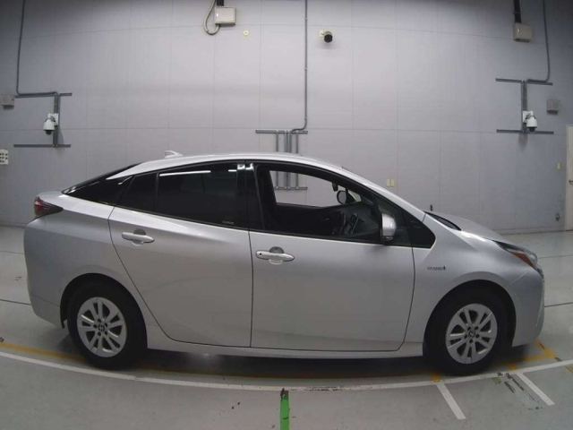 Import and buy TOYOTA PRIUS 2018 from Japan to Nairobi, Kenya