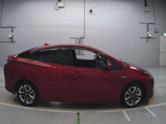 Import and buy TOYOTA PRIUS 2018 from Japan to Nairobi, Kenya