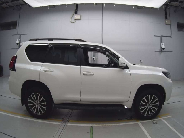 Import and buy TOYOTA LAND CRUISER PRADO 2017 from Japan to Nairobi, Kenya