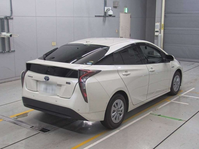 Import and buy TOYOTA PRIUS 2018 from Japan to Nairobi, Kenya