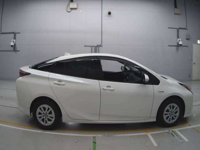 Import and buy TOYOTA PRIUS 2018 from Japan to Nairobi, Kenya