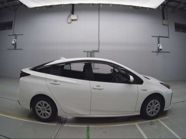 Import and buy TOYOTA PRIUS 2019 from Japan to Nairobi, Kenya