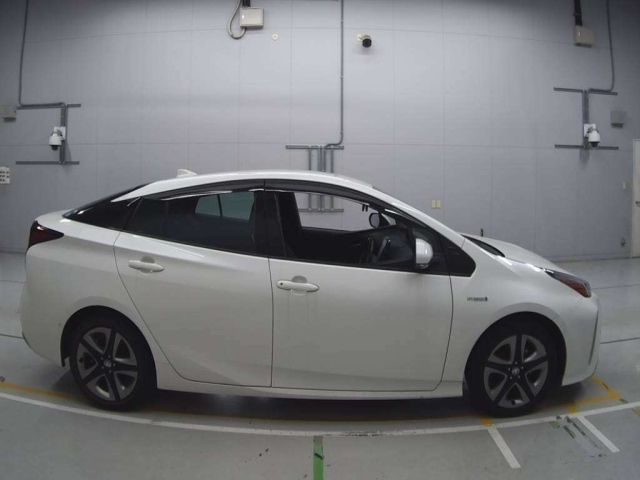 Import and buy TOYOTA PRIUS 2019 from Japan to Nairobi, Kenya