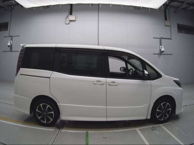 Import and buy TOYOTA NOAH 2017 from Japan to Nairobi, Kenya