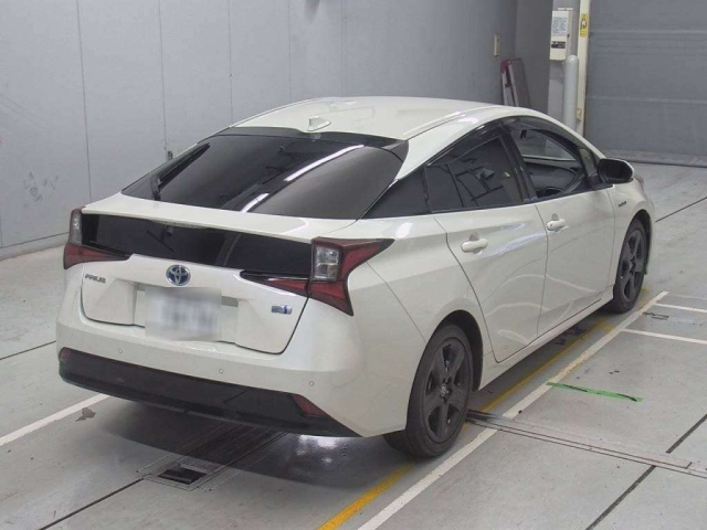 Import and buy TOYOTA PRIUS 2019 from Japan to Nairobi, Kenya