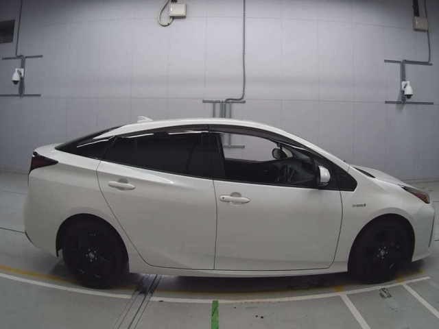 Import and buy TOYOTA PRIUS 2019 from Japan to Nairobi, Kenya