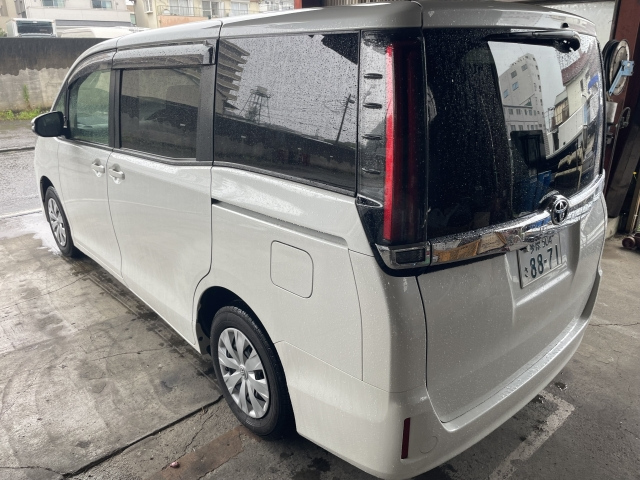 Import and buy TOYOTA NOAH 2021 from Japan to Nairobi, Kenya