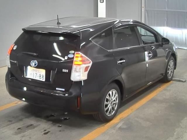 Toyota prius alpha 2016