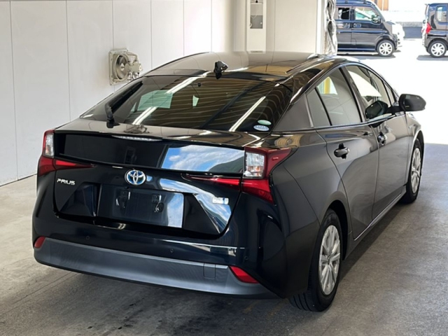 Import and buy TOYOTA PRIUS 2019 from Japan to Nairobi, Kenya