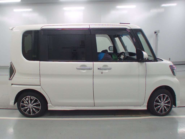 Import and buy DAIHATSU TANTO 2018 from Japan to Nairobi, Kenya