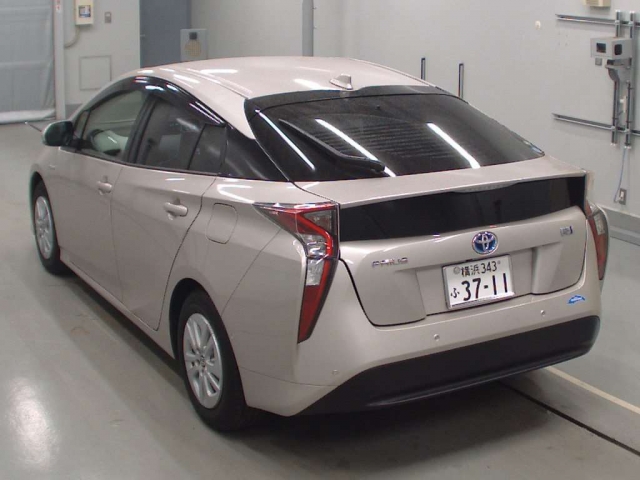 Import and buy TOYOTA PRIUS 2017 from Japan to Nairobi, Kenya