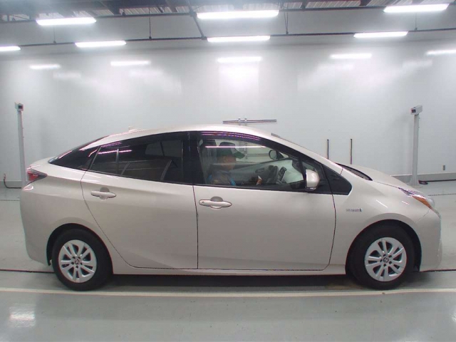 Import and buy TOYOTA PRIUS 2017 from Japan to Nairobi, Kenya