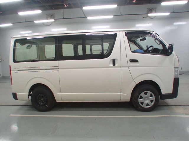 Import and buy TOYOTA HIACE VAN 2018 from Japan to Nairobi, Kenya