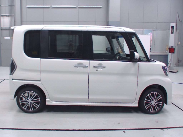 Import and buy DAIHATSU TANTO 2018 from Japan to Nairobi, Kenya