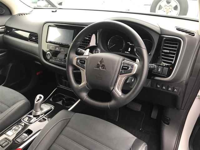 Import and buy MITSUBISHI OUTLANDER PHEV 2017 from Japan to Nairobi, Kenya