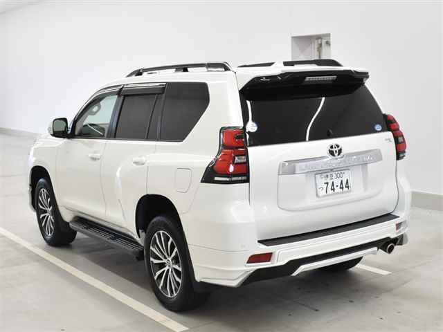 Import and buy TOYOTA LAND CRUISER PRADO 2018 from Japan to Nairobi, Kenya