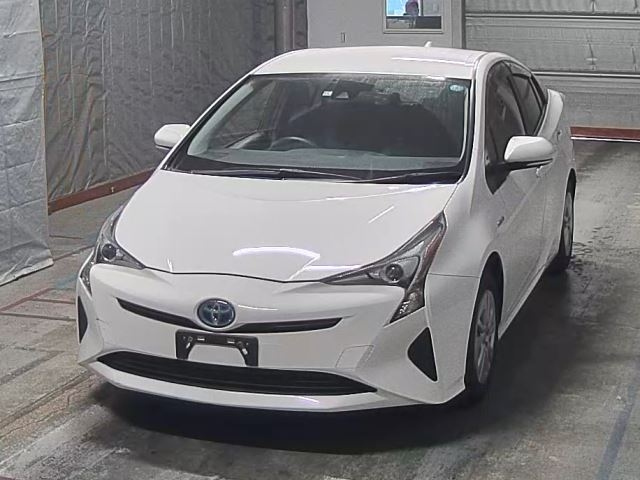 Import and buy TOYOTA PRIUS 2018 from Japan to Nairobi, Kenya