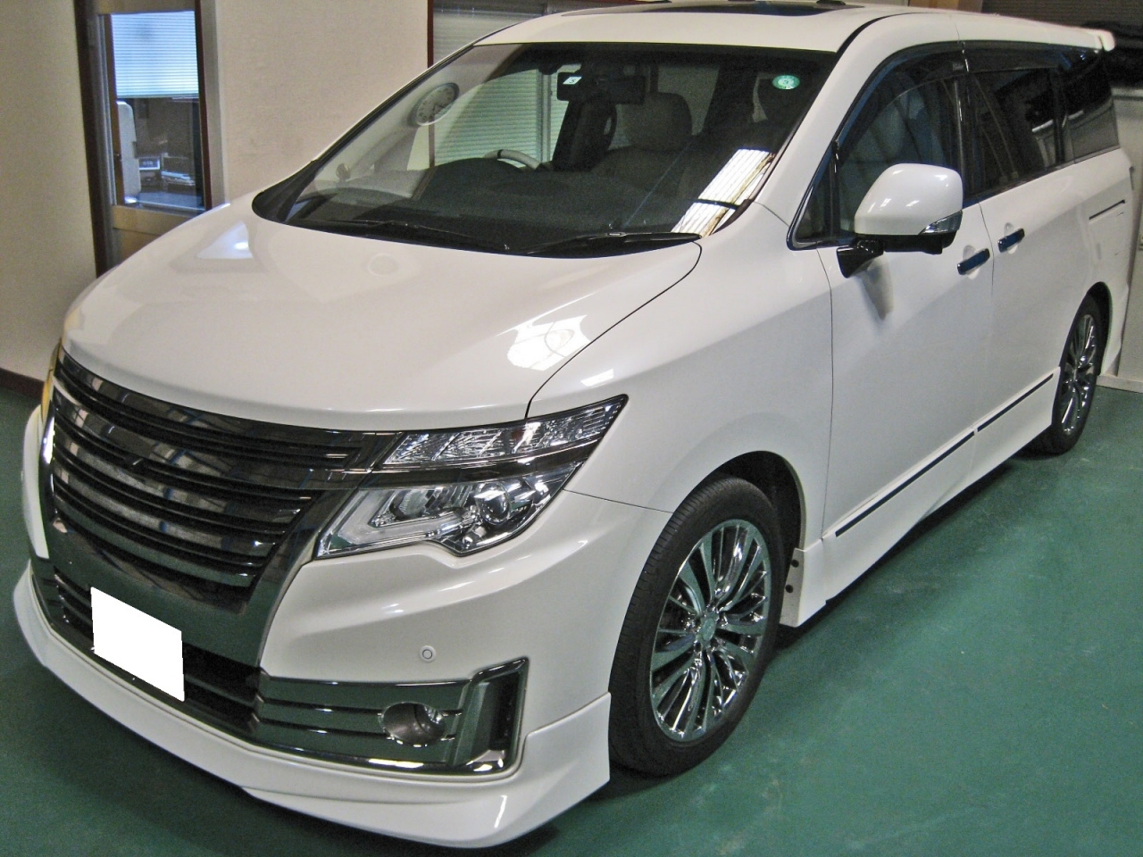 Import and buy NISSAN ELGRAND 2017 from Japan to Nairobi, Kenya