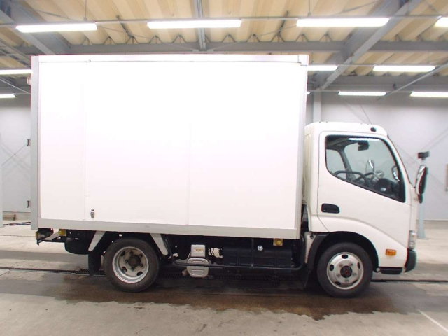 Import and buy TOYOTA DYNA 2017 from Japan to Nairobi, Kenya