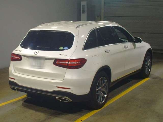 Import and buy MERCEDES BENZ GLC CLASS 2018 from Japan to Nairobi, Kenya