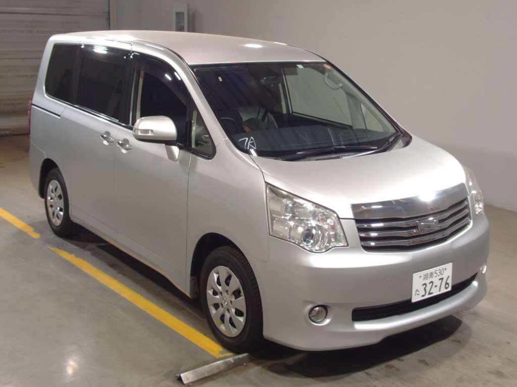 Toyota noah сколько мест