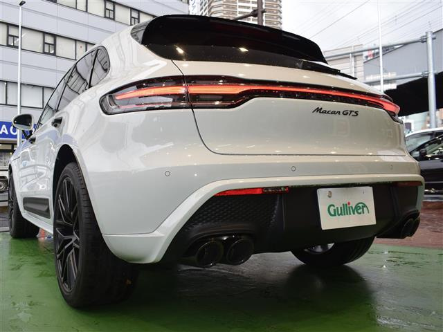 Import and buy PORSCHE MACAN 2022 from Japan to Nairobi, Kenya