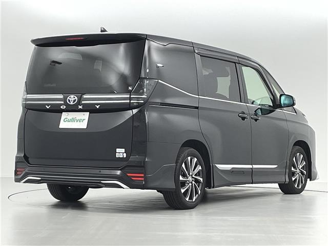 Import and buy TOYOTA VOXY 2022 from Japan to Nairobi, Kenya